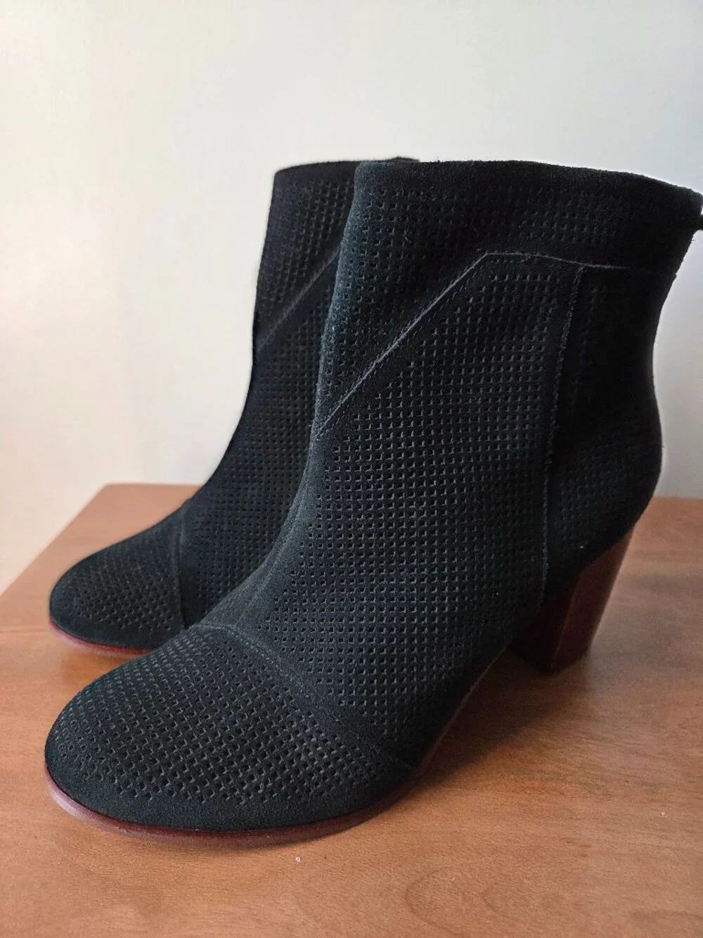 EUC TOMS BLACK PERFORATED GENUINE LEATHER BLACK STACKED HEELS BOOTS SIZE 11 WMNS